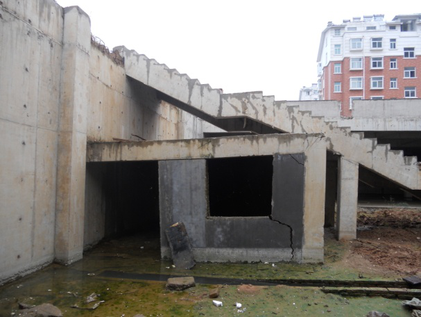 （2011年）平邑明德花園超市（地下），因地下水位變化導(dǎo)致框架梁、柱開裂