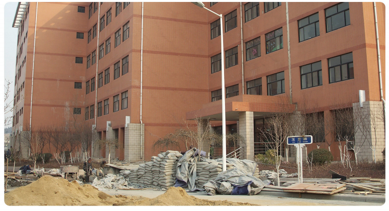 某教學(xué)樓不均勻沉降嚴重，墻體開裂，采用鋼管微型樁托換加固。(2009年)